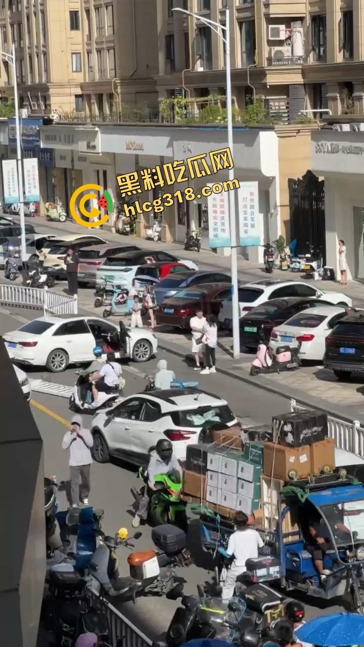 浙C老板去找前妻给娃过生日,现任小仙女当场砸店发疯,一蛋糕糊在孩子脸,现场一群吃瓜群众围观! 第9张 浙C老板去找前妻给娃过生日,现任小仙女当场砸店发疯,一蛋糕糊在孩子脸,现场一群吃瓜群众围观! 第9张