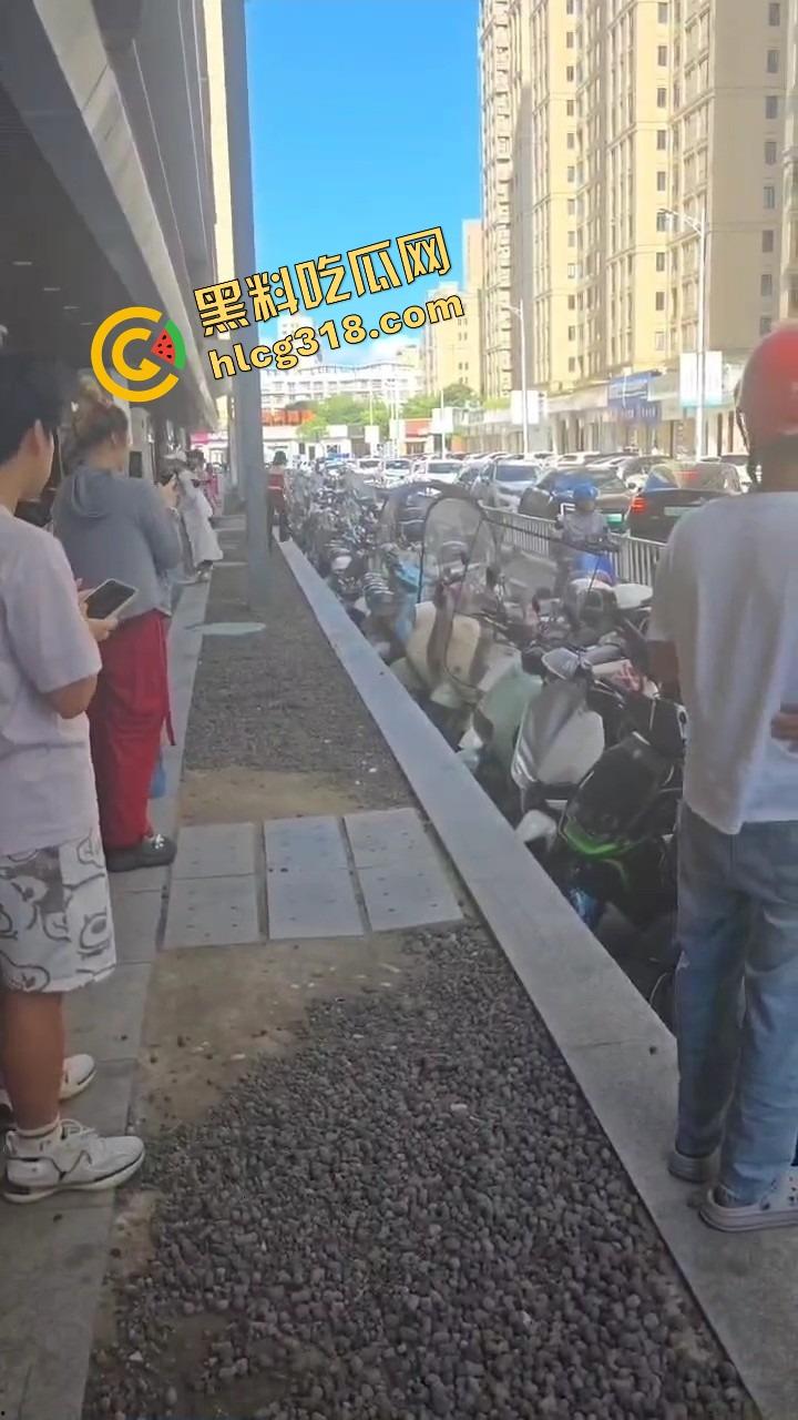 浙C老板去找前妻给娃过生日,现任小仙女当场砸店发疯,一蛋糕糊在孩子脸,现场一群吃瓜群众围观! 第11张 浙C老板去找前妻给娃过生日,现任小仙女当场砸店发疯,一蛋糕糊在孩子脸,现场一群吃瓜群众围观! 第11张