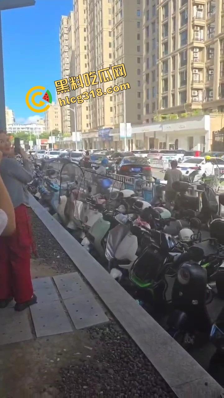 浙C老板去找前妻给娃过生日,现任小仙女当场砸店发疯,一蛋糕糊在孩子脸,现场一群吃瓜群众围观! 第12张 浙C老板去找前妻给娃过生日,现任小仙女当场砸店发疯,一蛋糕糊在孩子脸,现场一群吃瓜群众围观! 第12张