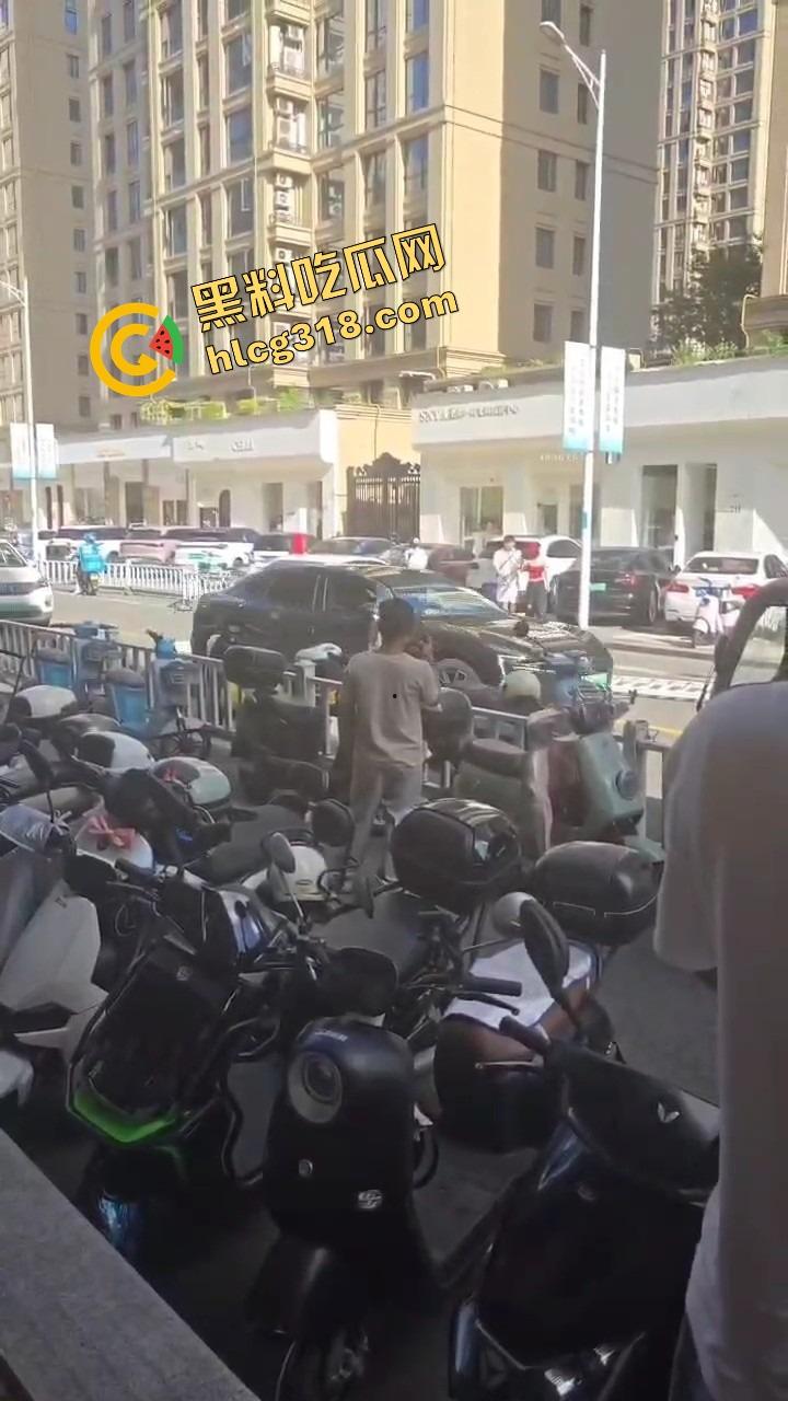 浙C老板去找前妻给娃过生日,现任小仙女当场砸店发疯,一蛋糕糊在孩子脸,现场一群吃瓜群众围观! 第13张 浙C老板去找前妻给娃过生日,现任小仙女当场砸店发疯,一蛋糕糊在孩子脸,现场一群吃瓜群众围观! 第13张