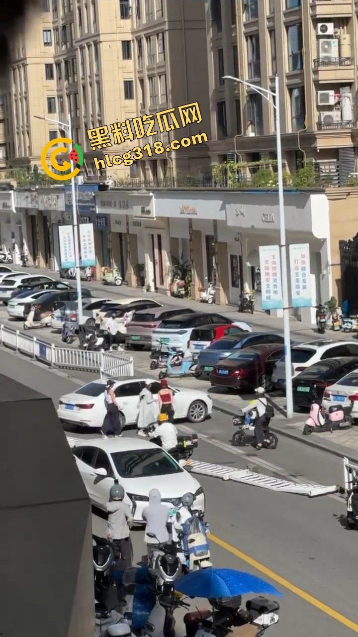 浙C老板去找前妻给娃过生日,现任小仙女当场砸店发疯,一蛋糕糊在孩子脸,现场一群吃瓜群众围观! 第15张 浙C老板去找前妻给娃过生日,现任小仙女当场砸店发疯,一蛋糕糊在孩子脸,现场一群吃瓜群众围观! 第15张