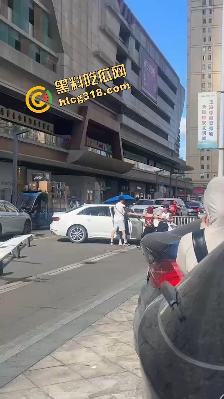 浙C老板去找前妻给娃过生日,现任小仙女当场砸店发疯,一蛋糕糊在孩子脸,现场一群吃瓜群众围观! 第17张 浙C老板去找前妻给娃过生日,现任小仙女当场砸店发疯,一蛋糕糊在孩子脸,现场一群吃瓜群众围观! 第17张