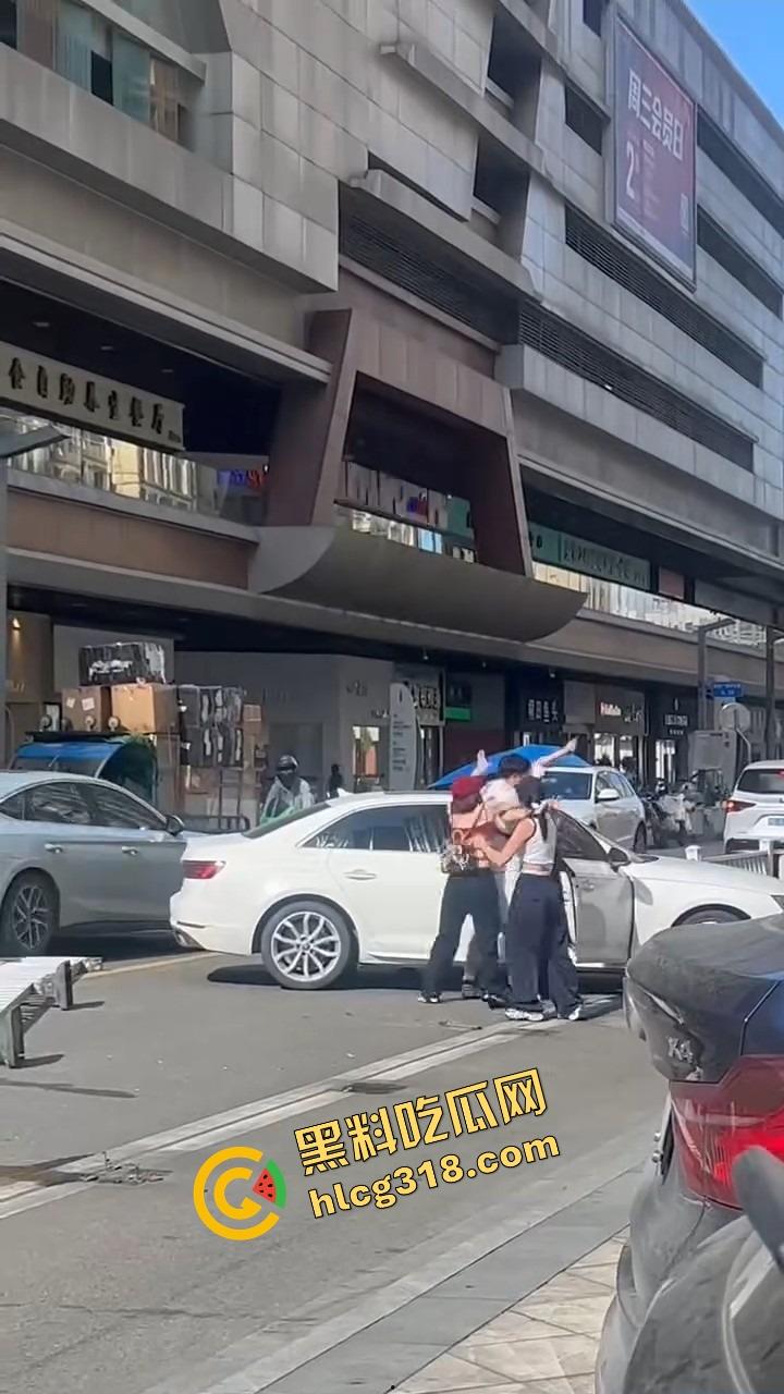 浙C老板去找前妻给娃过生日,现任小仙女当场砸店发疯,一蛋糕糊在孩子脸,现场一群吃瓜群众围观! 第18张 浙C老板去找前妻给娃过生日,现任小仙女当场砸店发疯,一蛋糕糊在孩子脸,现场一群吃瓜群众围观! 第18张