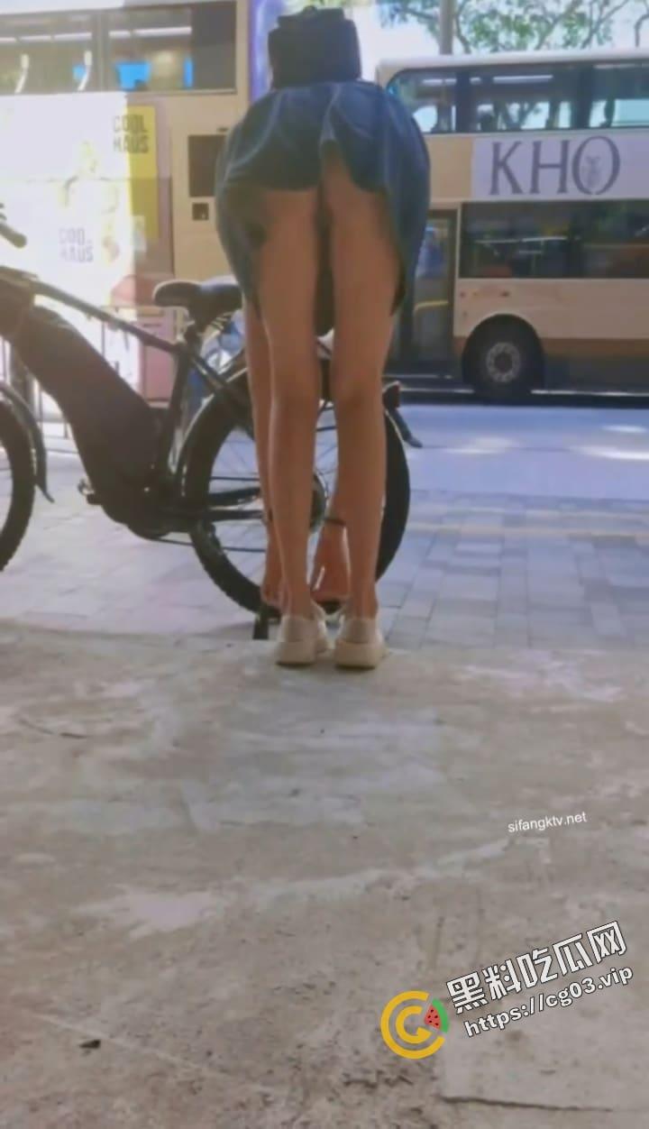 香港 情侣街头一日游 长腿少女塞跳蛋  穿超短裙无内真空 勾引陌生人 公共场合大玩露出 网民怒斥不知廉耻 第3张