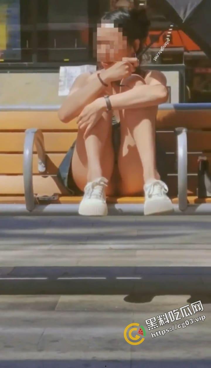 香港 情侣街头一日游 长腿少女塞跳蛋  穿超短裙无内真空 勾引陌生人 公共场合大玩露出 网民怒斥不知廉耻 第4张