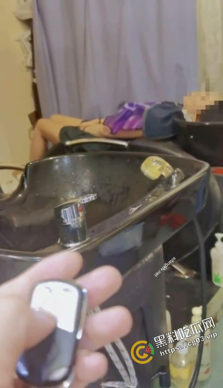 香港 情侣街头一日游 长腿少女塞跳蛋  穿超短裙无内真空 勾引陌生人 公共场合大玩露出 网民怒斥不知廉耻 第6张