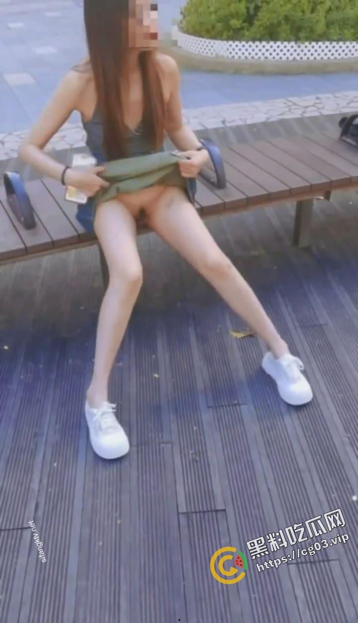 香港 情侣街头一日游 长腿少女塞跳蛋  穿超短裙无内真空 勾引陌生人 公共场合大玩露出 网民怒斥不知廉耻 第8张