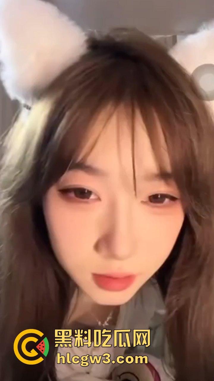 最新精选流量密码抖音骚鸡走光合集  擦边直播春光乍现 记录这一瞬间的美丽~ 第4张