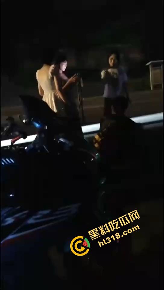 精神小伙借女的钱装逼钓妹,租豪车扮大佬,结果欠债不还被人堵门,妹子不敢睁开眼希望是幻觉! 第2张 精神小伙借女的钱装逼钓妹,租豪车扮大佬,结果欠债不还被人堵门,妹子不敢睁开眼希望是幻觉! 第2张