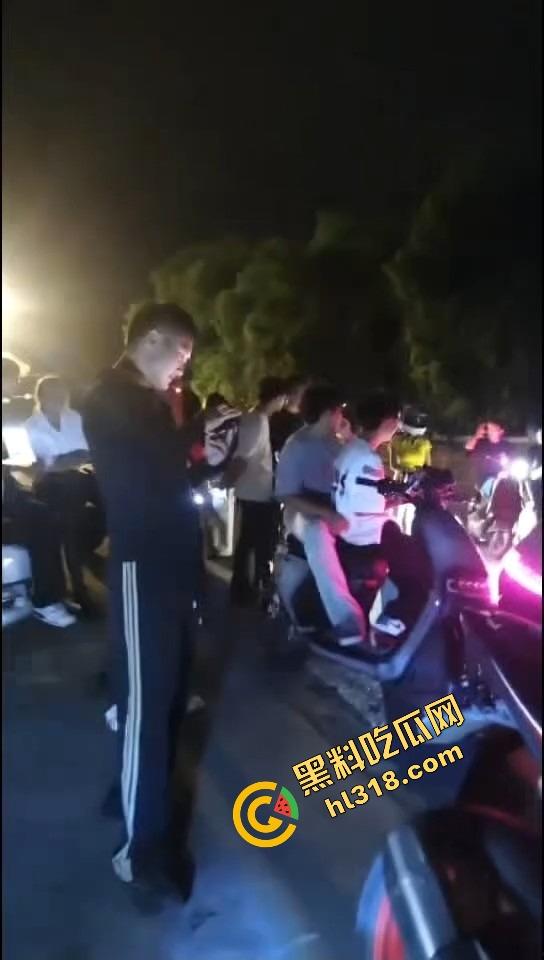 精神小伙借女的钱装逼钓妹,租豪车扮大佬,结果欠债不还被人堵门,妹子不敢睁开眼希望是幻觉! 第3张 精神小伙借女的钱装逼钓妹,租豪车扮大佬,结果欠债不还被人堵门,妹子不敢睁开眼希望是幻觉! 第3张