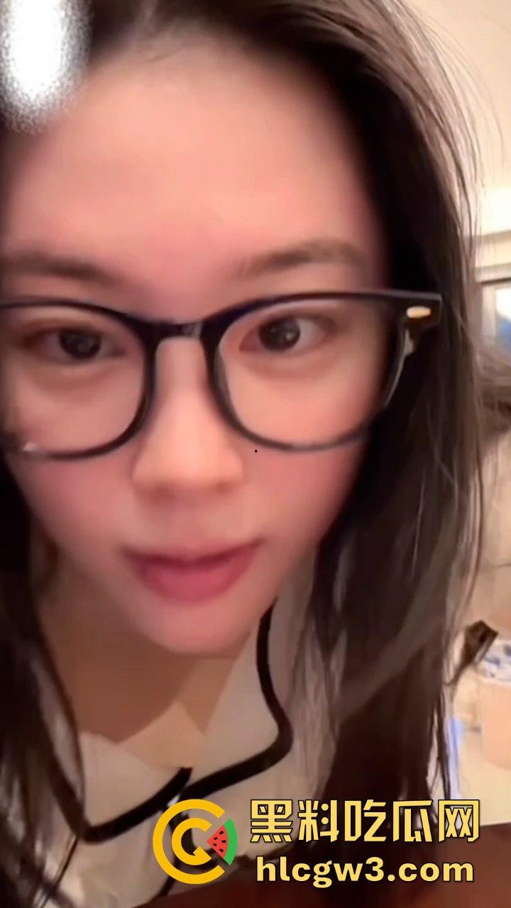 最新精选流量密码抖音骚鸡走光合集  擦边直播春光乍现 记录这一瞬间的美丽~ 第8张