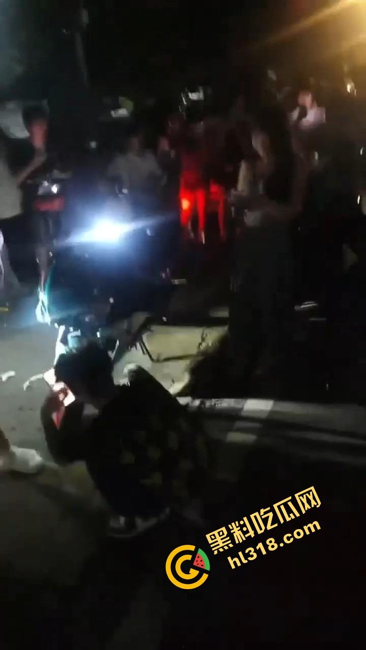 精神小伙借女的钱装逼钓妹,租豪车扮大佬,结果欠债不还被人堵门,妹子不敢睁开眼希望是幻觉! 第6张 精神小伙借女的钱装逼钓妹,租豪车扮大佬,结果欠债不还被人堵门,妹子不敢睁开眼希望是幻觉! 第6张