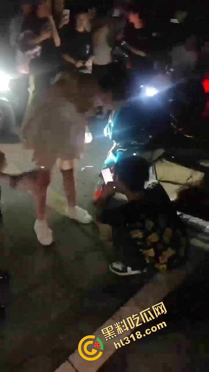 精神小伙借女的钱装逼钓妹,租豪车扮大佬,结果欠债不还被人堵门,妹子不敢睁开眼希望是幻觉! 第8张 精神小伙借女的钱装逼钓妹,租豪车扮大佬,结果欠债不还被人堵门,妹子不敢睁开眼希望是幻觉! 第8张