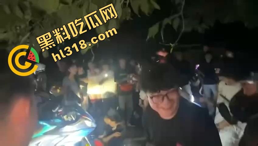 精神小伙借女的钱装逼钓妹,租豪车扮大佬,结果欠债不还被人堵门,妹子不敢睁开眼希望是幻觉! 第9张 精神小伙借女的钱装逼钓妹,租豪车扮大佬,结果欠债不还被人堵门,妹子不敢睁开眼希望是幻觉! 第9张