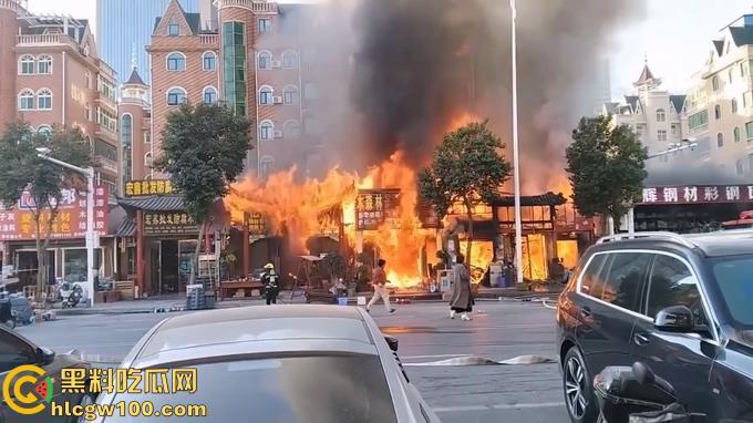 郑州东建材突发火灾，现场浓烟滚滚，火舌漫天，多视角现场直击，这会老板估计还在闷闷哭  第1张