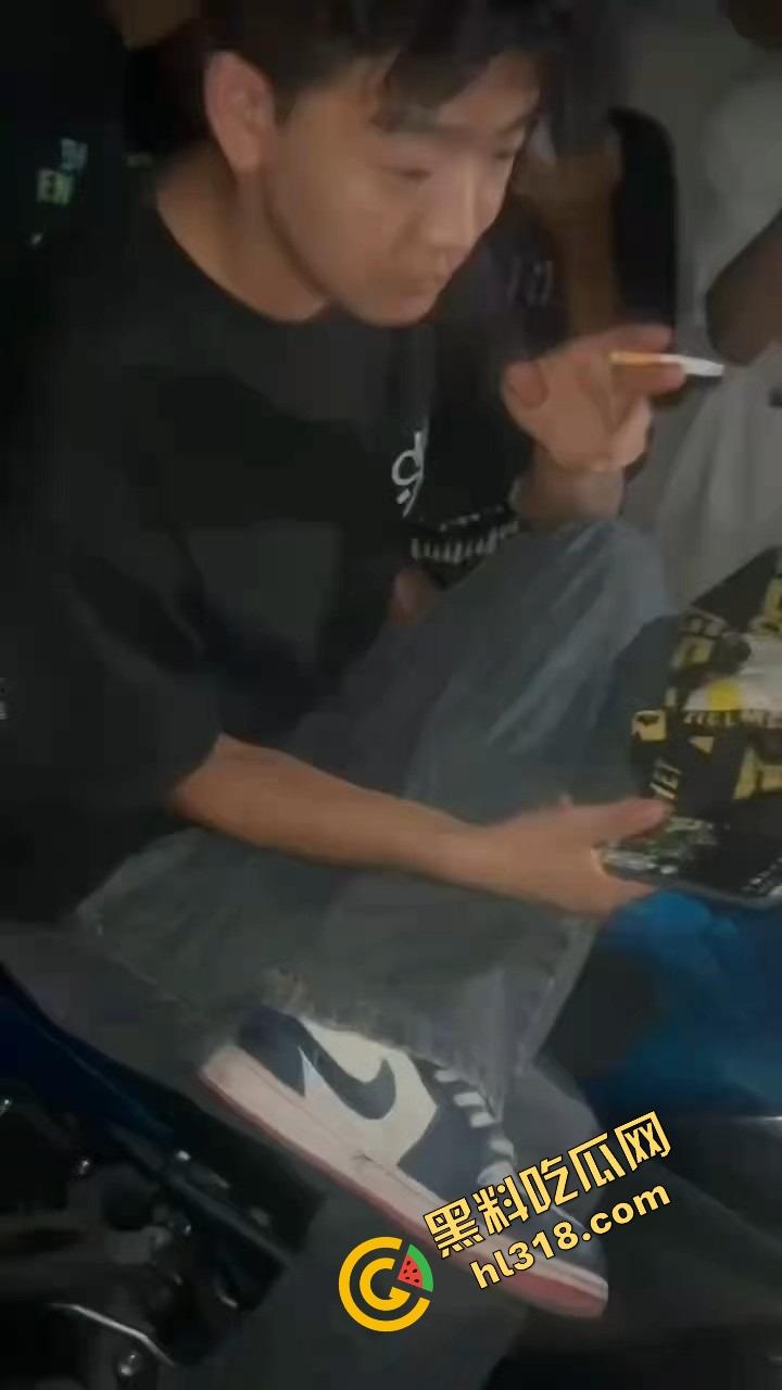 精神小伙借女的钱装逼钓妹,租豪车扮大佬,结果欠债不还被人堵门,妹子不敢睁开眼希望是幻觉! 第15张 精神小伙借女的钱装逼钓妹,租豪车扮大佬,结果欠债不还被人堵门,妹子不敢睁开眼希望是幻觉! 第15张