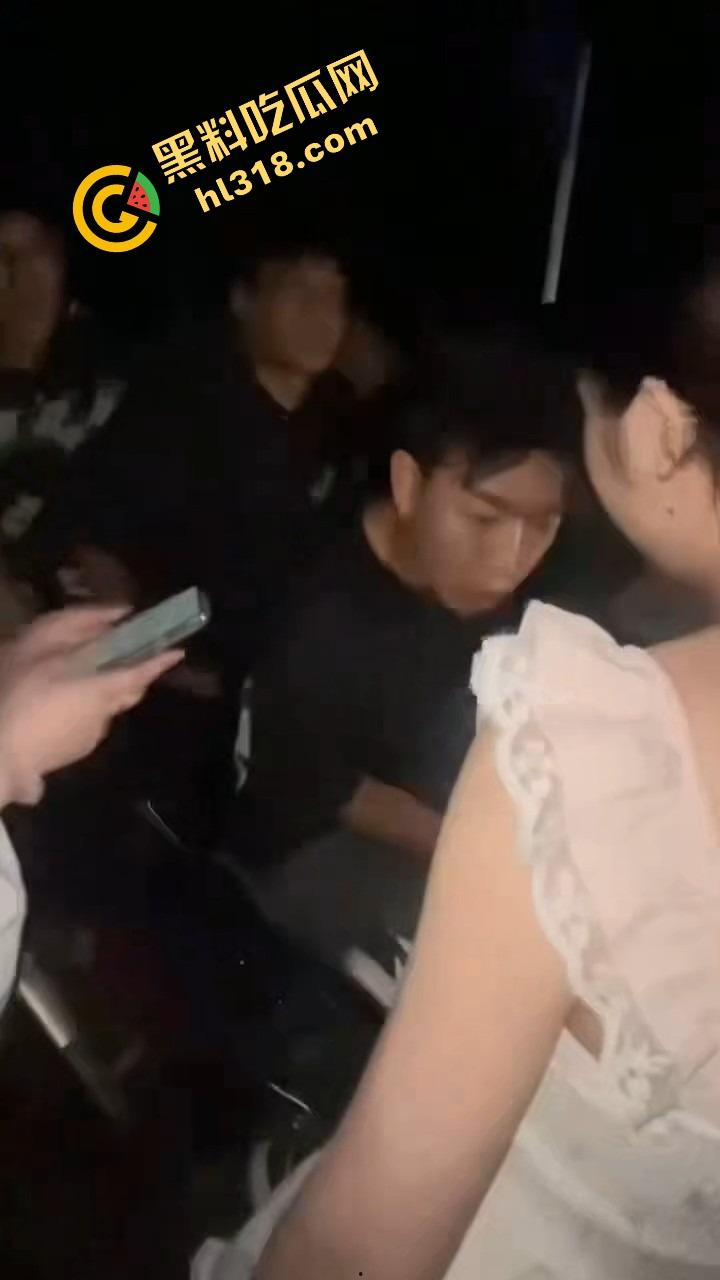 精神小伙借女的钱装逼钓妹,租豪车扮大佬,结果欠债不还被人堵门,妹子不敢睁开眼希望是幻觉! 第16张 精神小伙借女的钱装逼钓妹,租豪车扮大佬,结果欠债不还被人堵门,妹子不敢睁开眼希望是幻觉! 第16张