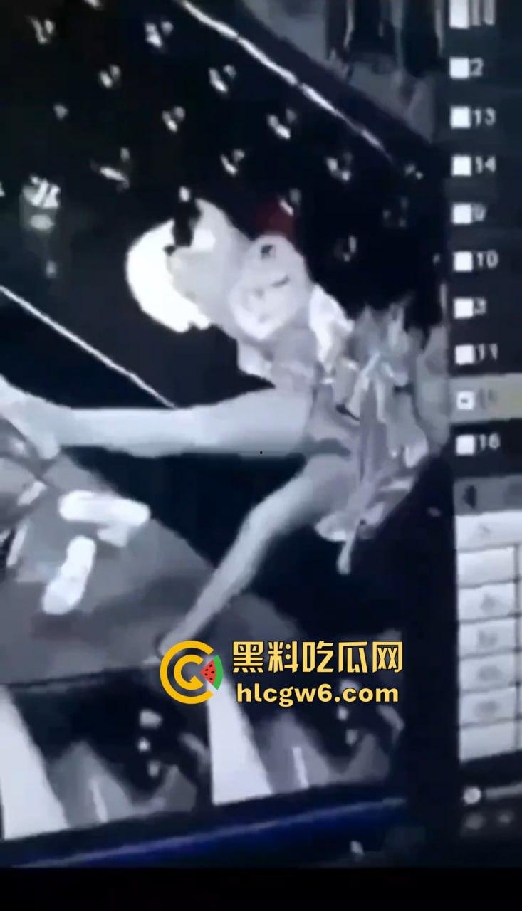 KTV小姐包厢内寂寞自慰全程被拍，无人点单逼痒难耐，一边看小电影一边摸，真怕她拿麦克风塞逼？  第4张