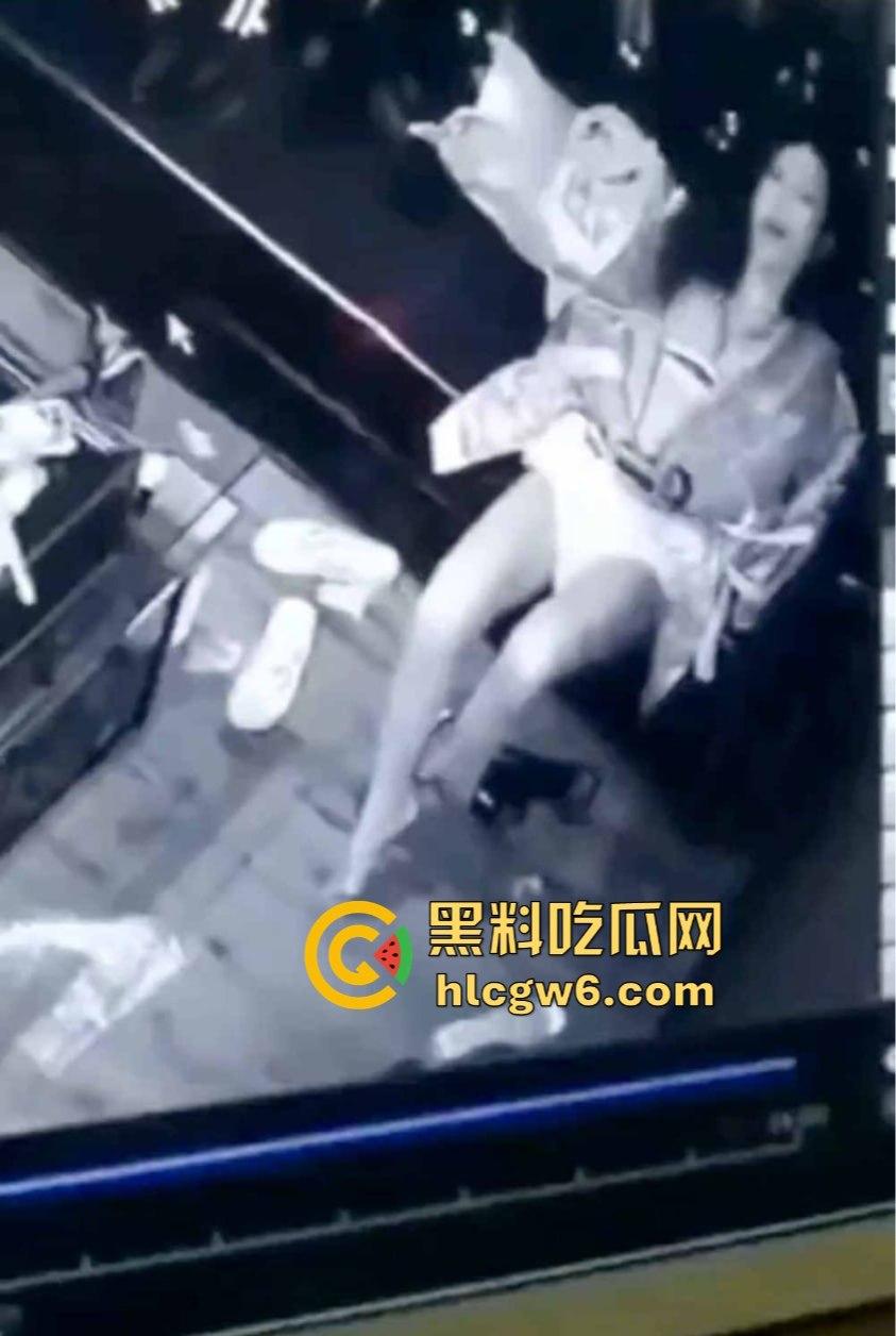 KTV小姐包厢内寂寞自慰全程被拍，无人点单逼痒难耐，一边看小电影一边摸，真怕她拿麦克风塞逼？  第5张