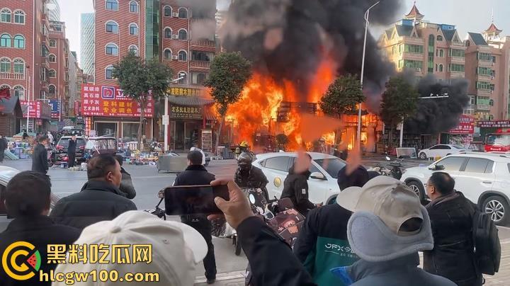 郑州东建材突发火灾，现场浓烟滚滚，火舌漫天，多视角现场直击，这会老板估计还在闷闷哭  第9张