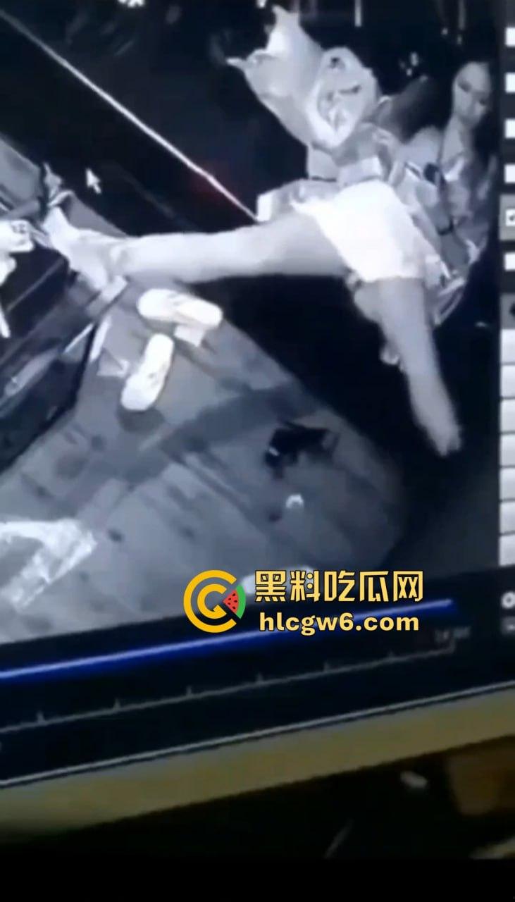 KTV小姐包厢内寂寞自慰全程被拍，无人点单逼痒难耐，一边看小电影一边摸，真怕她拿麦克风塞逼？  第6张