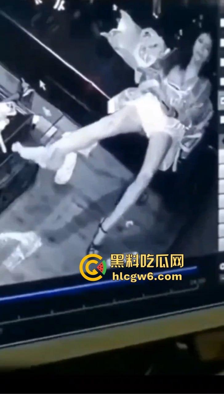 KTV小姐包厢内寂寞自慰全程被拍，无人点单逼痒难耐，一边看小电影一边摸，真怕她拿麦克风塞逼？  第8张