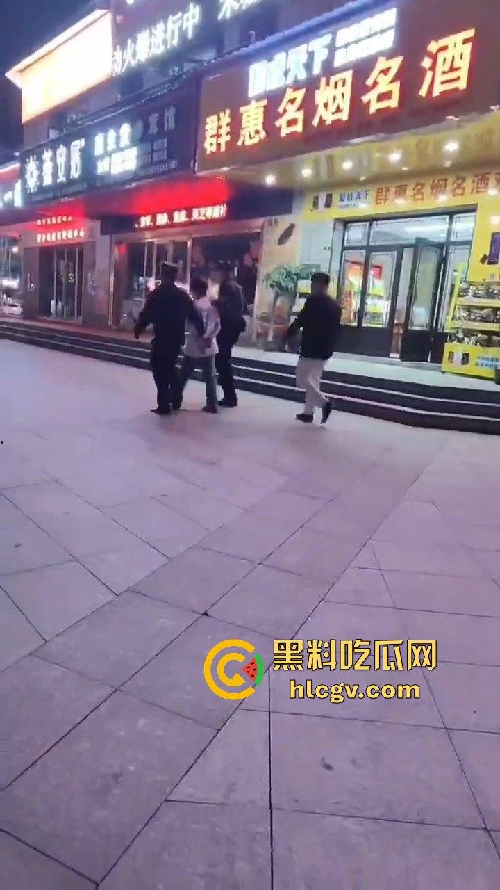 湖南新化大汉龙城斗殴升级!不讲武德,竟直接打死人,最后帽子叔叔带走一人! 第5张 湖南新化大汉龙城斗殴升级!不讲武德,竟直接打死人,最后帽子叔叔带走一人! 第5张