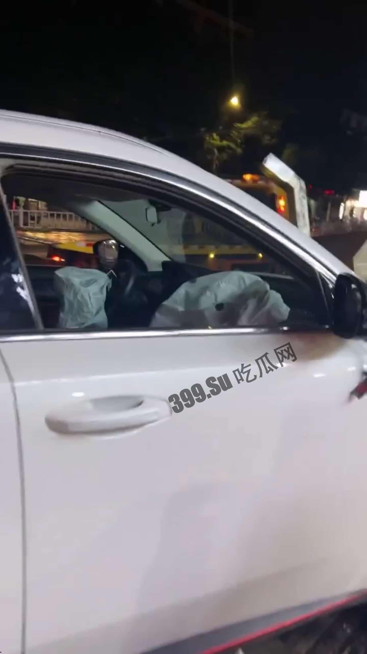 5月5日凌晨，广西玉林陆川新公园路口，一辆汽车突然冲向宵夜摊人群，撞伤4人，路口2个，宵夜摊2个，一人伤势严重，肚子都破开了。司机想逃，被众人拉回来，躺地上，不知是否酒驾 #车祸  第3张