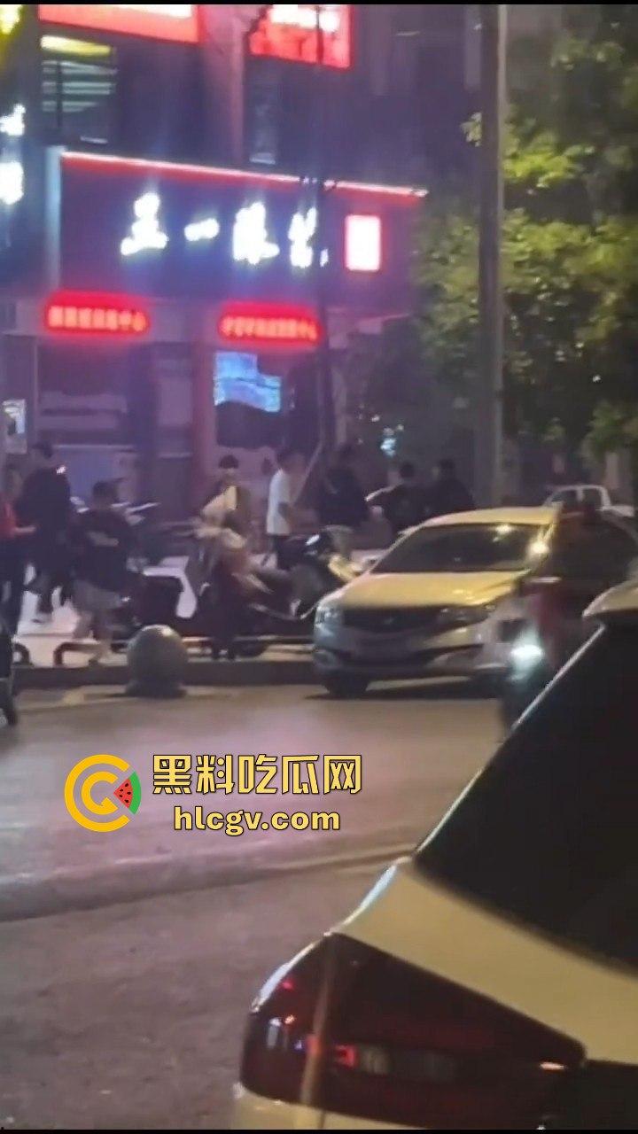 湖南新化大汉龙城斗殴升级!不讲武德,竟直接打死人,最后帽子叔叔带走一人! 第7张 湖南新化大汉龙城斗殴升级!不讲武德,竟直接打死人,最后帽子叔叔带走一人! 第7张