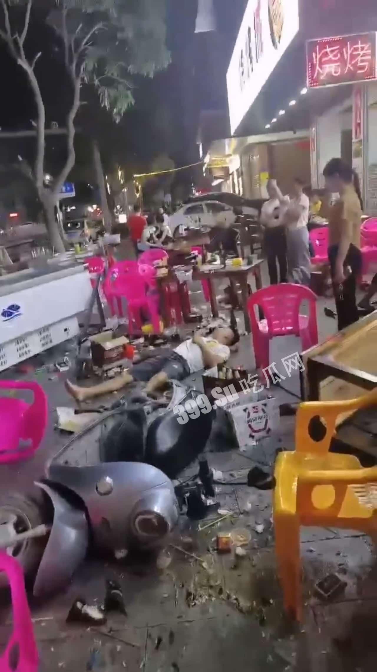 5月5日凌晨，广西玉林陆川新公园路口，一辆汽车突然冲向宵夜摊人群，撞伤4人，路口2个，宵夜摊2个，一人伤势严重，肚子都破开了。司机想逃，被众人拉回来，躺地上，不知是否酒驾 #车祸  第4张