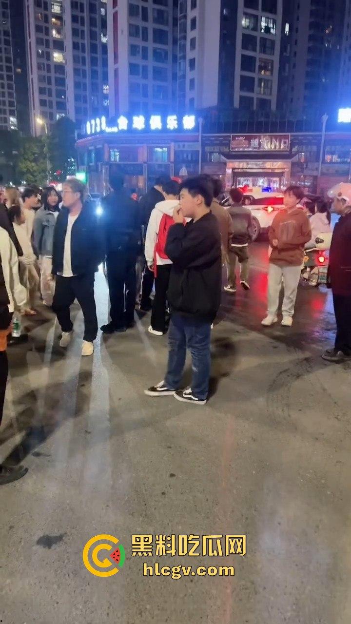 湖南新化大汉龙城斗殴升级!不讲武德,竟直接打死人,最后帽子叔叔带走一人! 第8张 湖南新化大汉龙城斗殴升级!不讲武德,竟直接打死人,最后帽子叔叔带走一人! 第8张