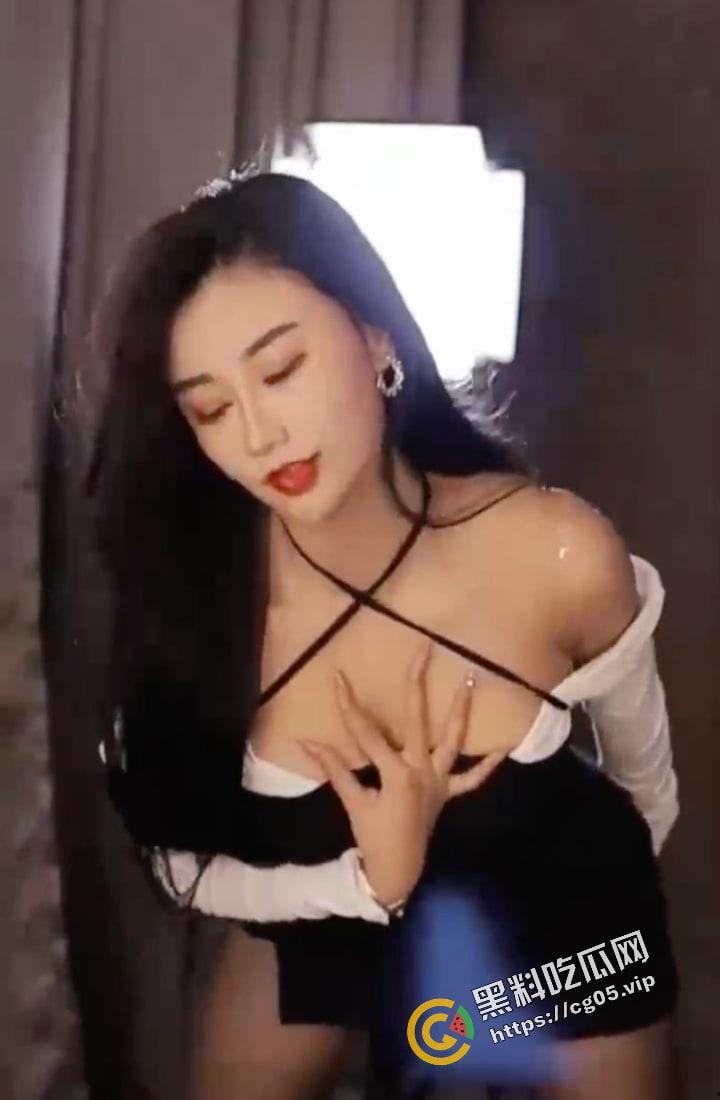 虎牙【华耀学姐】直播热舞露脸意外露乳晕巨乳超强抖胸舞抖成球超弹  第2张