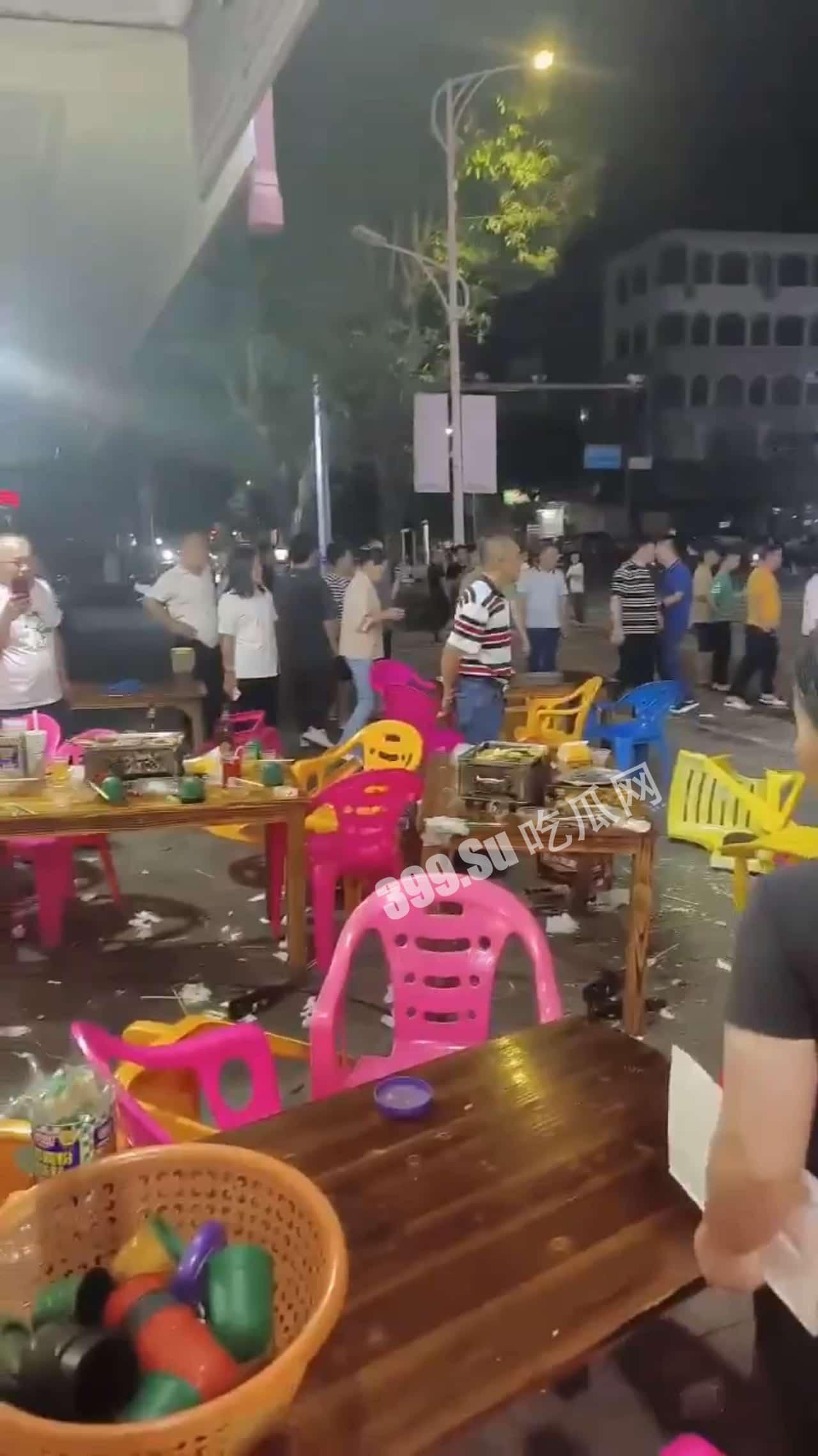 5月5日凌晨，广西玉林陆川新公园路口，一辆汽车突然冲向宵夜摊人群，撞伤4人，路口2个，宵夜摊2个，一人伤势严重，肚子都破开了。司机想逃，被众人拉回来，躺地上，不知是否酒驾 #车祸  第6张