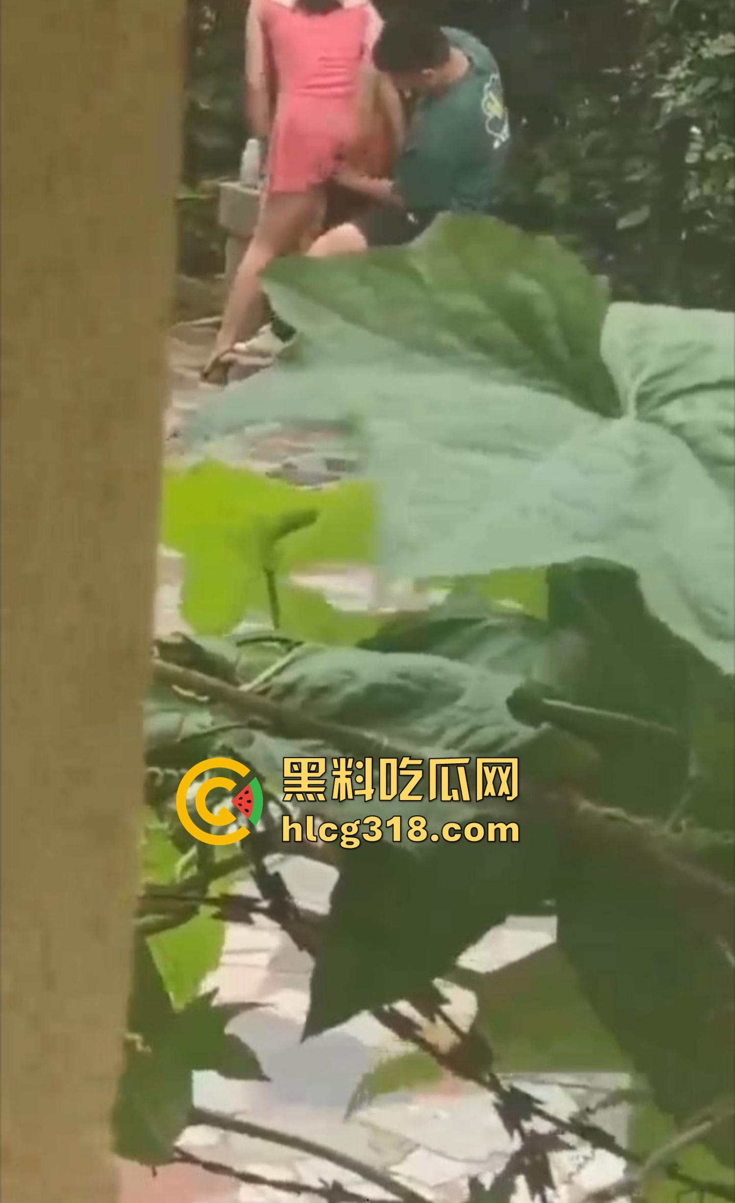 夏日公园野战指南,骚男做爱有讲究先抠B后舔奶再让女得吃鸡,兄弟一步不落,结果全套流程被偷拍! 第3张 夏日公园野战指南,骚男做爱有讲究先抠B后舔奶再让女得吃鸡,兄弟一步不落,结果全套流程被偷拍! 第3张