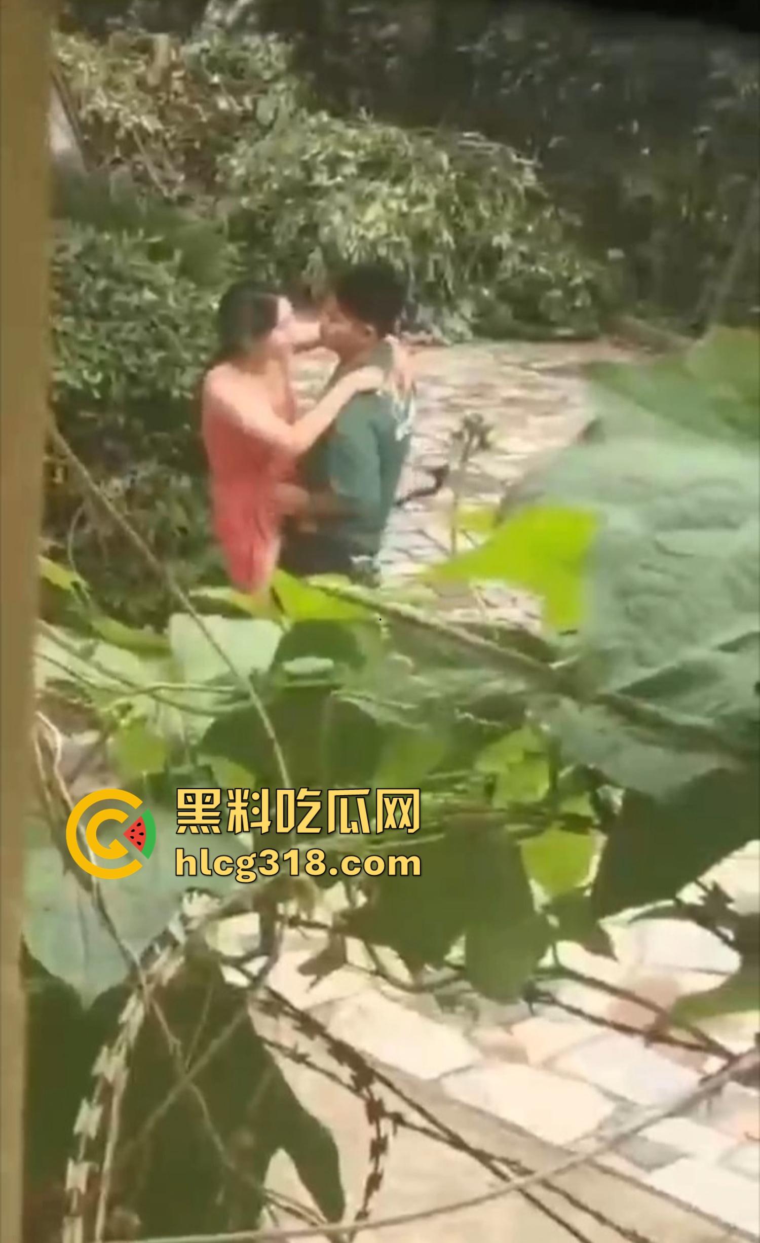 夏日公园野战指南,骚男做爱有讲究先抠B后舔奶再让女得吃鸡,兄弟一步不落,结果全套流程被偷拍! 第7张 夏日公园野战指南,骚男做爱有讲究先抠B后舔奶再让女得吃鸡,兄弟一步不落,结果全套流程被偷拍! 第7张