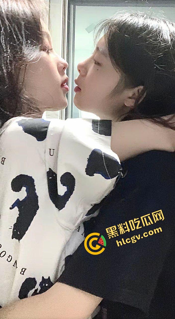 抖音极品女同姐妹网红『饭饭fan』姐妹恋爱 没鸡巴怎么行?与土豪大哥开房双飞 独家曝光! 第3张 抖音极品女同姐妹网红『饭饭fan』姐妹恋爱 没鸡巴怎么行?与土豪大哥开房双飞 独家曝光! 第3张