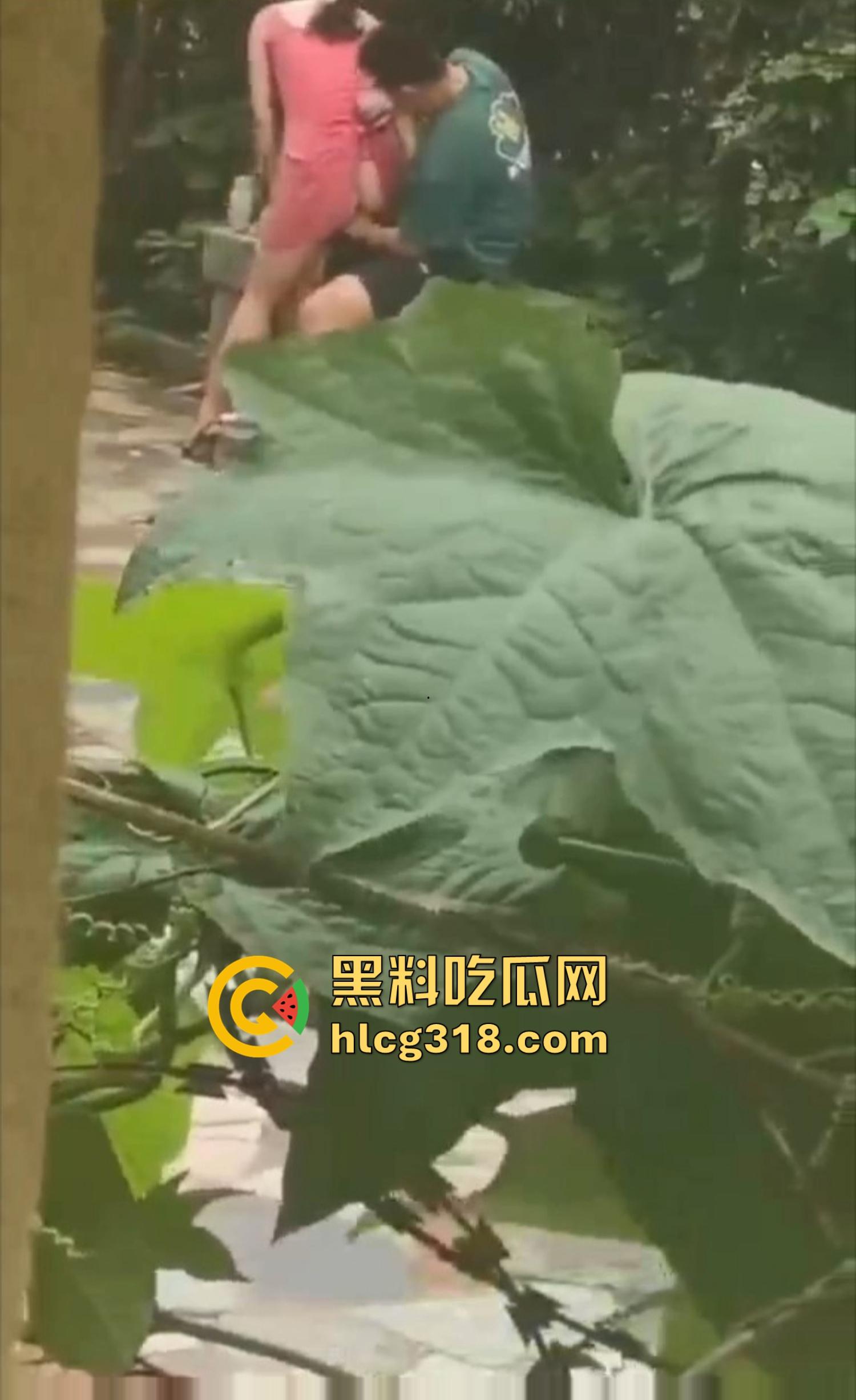 夏日公园野战指南,骚男做爱有讲究先抠B后舔奶再让女得吃鸡,兄弟一步不落,结果全套流程被偷拍! 第9张 夏日公园野战指南,骚男做爱有讲究先抠B后舔奶再让女得吃鸡,兄弟一步不落,结果全套流程被偷拍! 第9张