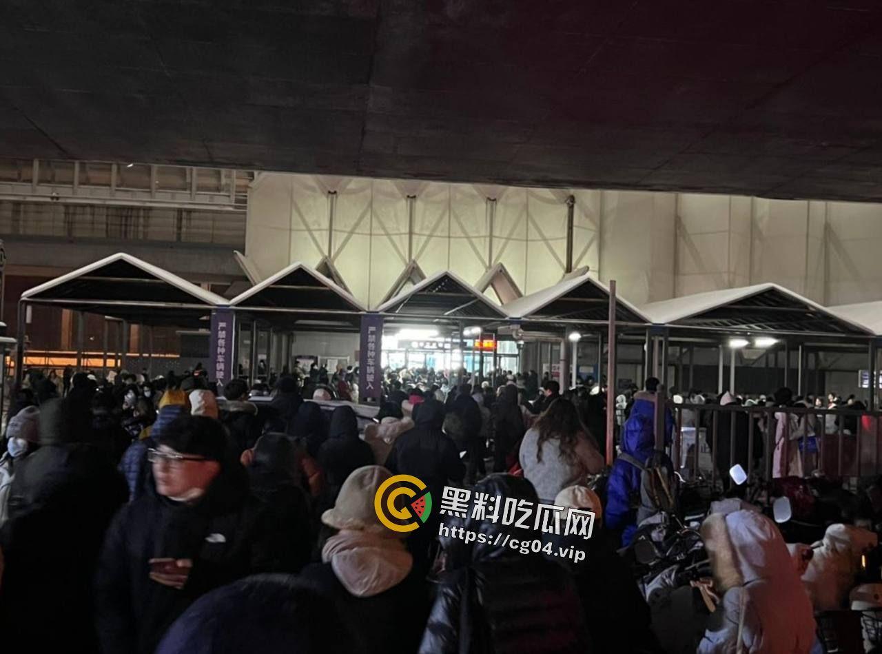 新瓜速递!北京昌平地铁车辆脱节事故 三十多人受伤 车厢内部 救援情况一览 第6张 新瓜速递!北京昌平地铁车辆脱节事故 三十多人受伤 车厢内部 救援情况一览 第6张