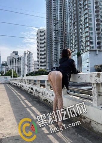 抖音阿朱 新作！到哪都是焦点的超级网红女神 性感网袜户外大胆开放  第12张