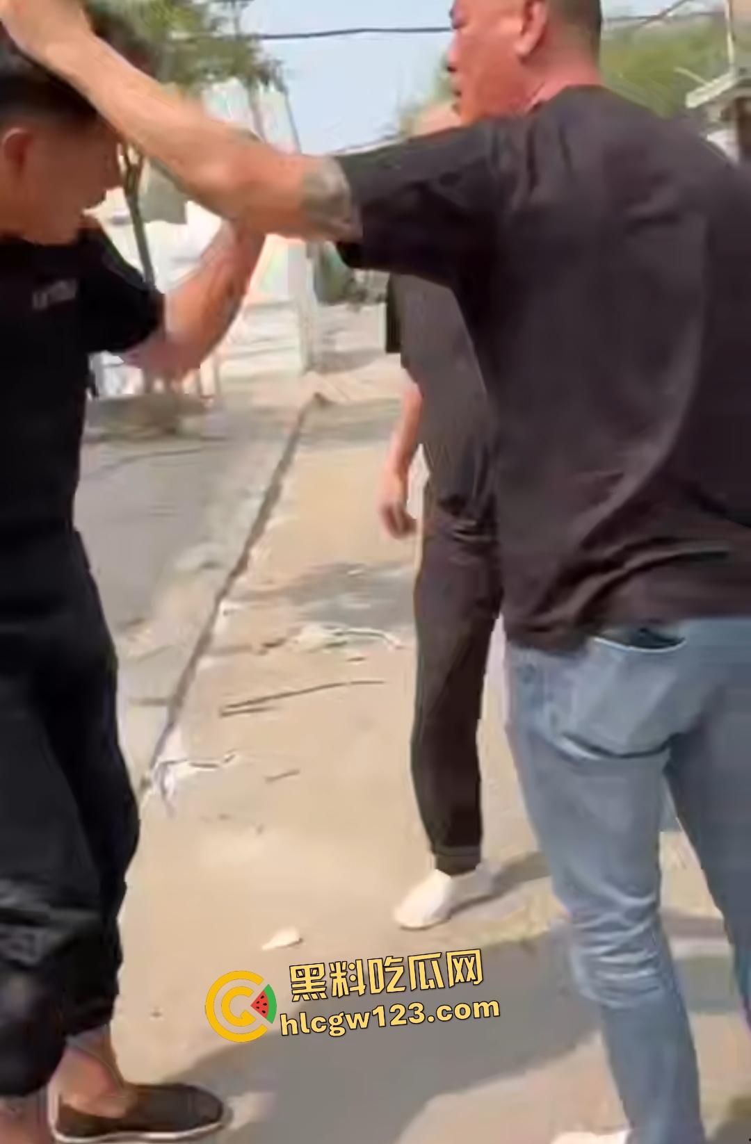 东北两条老鬼打年轻人，后生仔一棍直接打晕一个后脑勺开花，人倒后说是正当防卫！  第6张