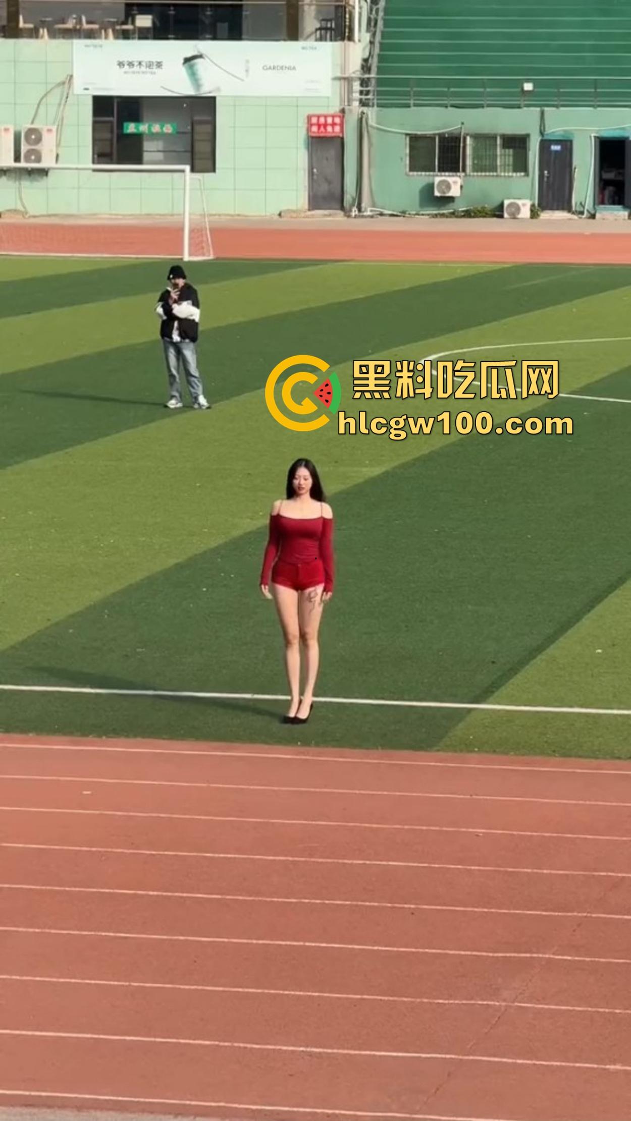 广州财经大学女大学生骚的在操场拍擦边视频，旁边男大看的枪都快走火，结果加微信被当场打脸，局面尴尬变名画！  第1张