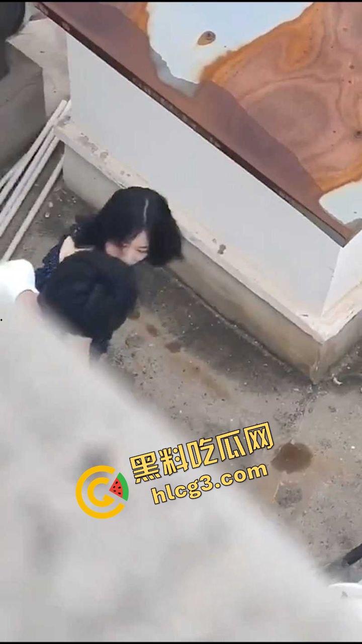 露天野战！河北保定凤翔园小区饥渴骚货『王家宁』与男友楼顶口爆后入 偷拍视频曝光！  第8张