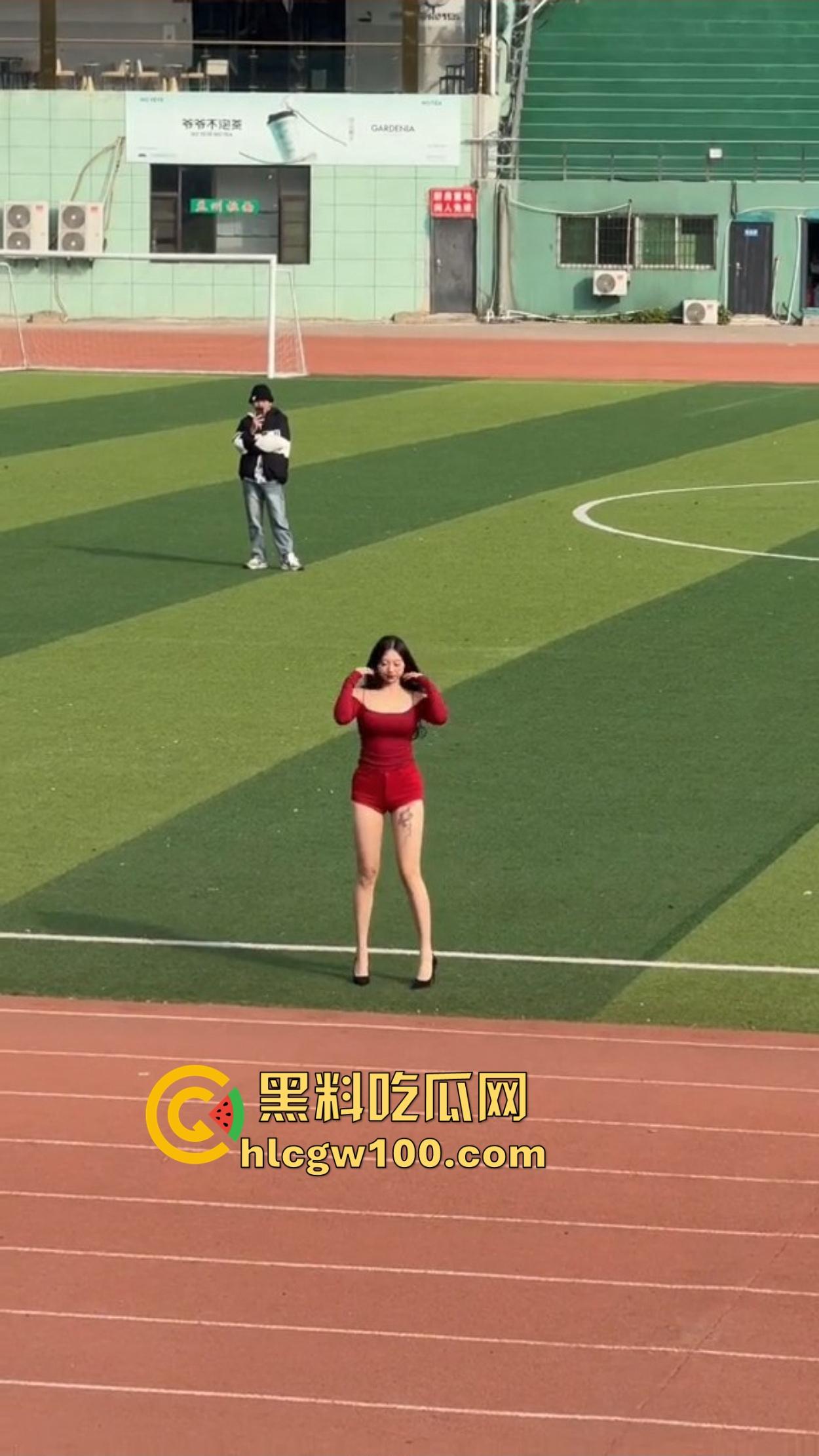 广州财经大学女大学生骚的在操场拍擦边视频，旁边男大看的枪都快走火，结果加微信被当场打脸，局面尴尬变名画！  第6张