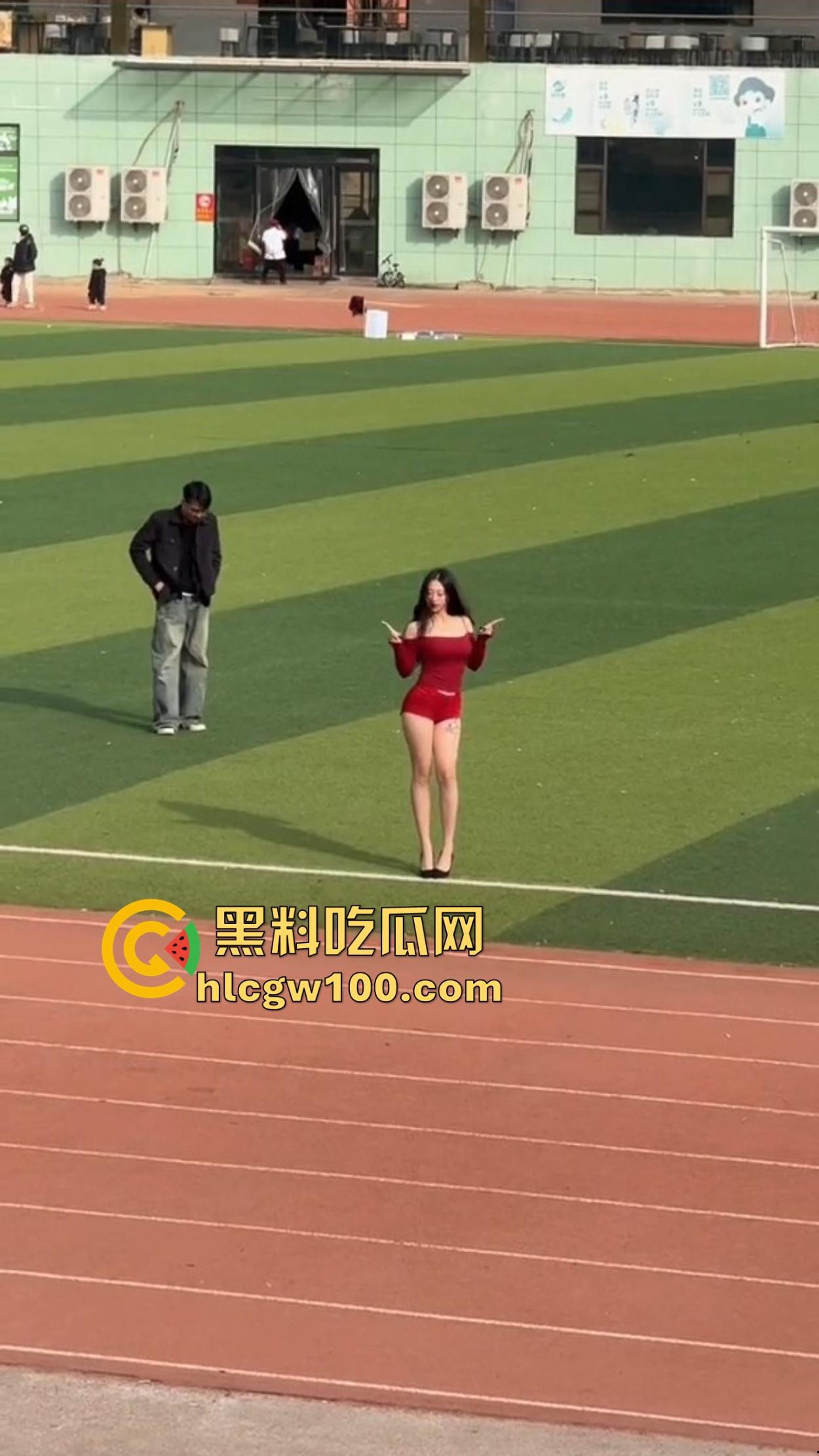 广州财经大学女大学生骚的在操场拍擦边视频，旁边男大看的枪都快走火，结果加微信被当场打脸，局面尴尬变名画！  第7张