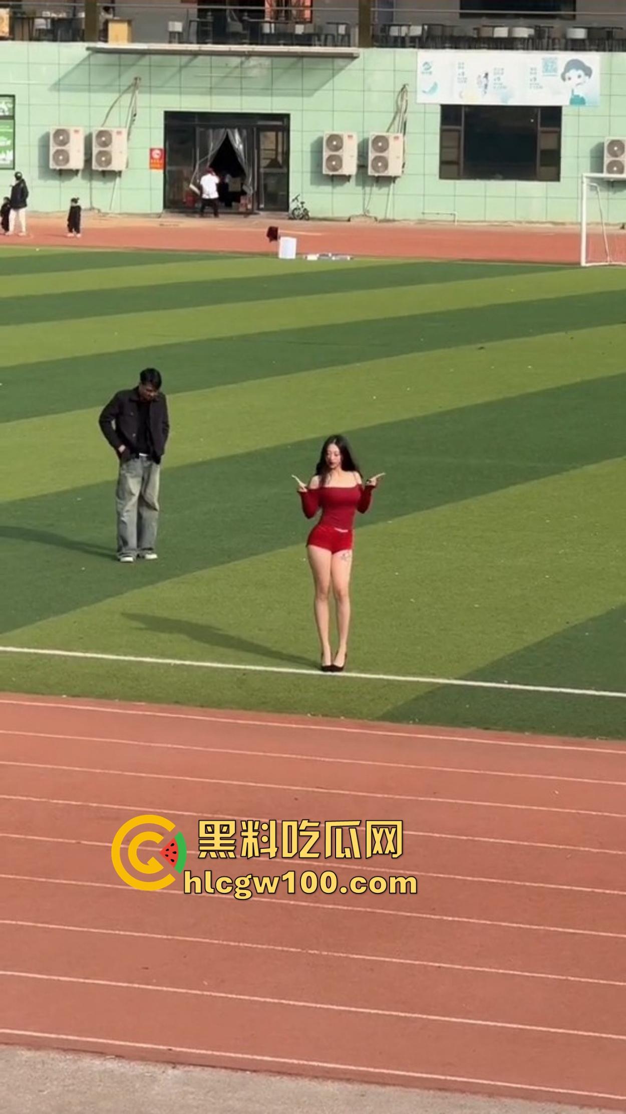 广州财经大学女大学生骚的在操场拍擦边视频，旁边男大看的枪都快走火，结果加微信被当场打脸，局面尴尬变名画！  第8张