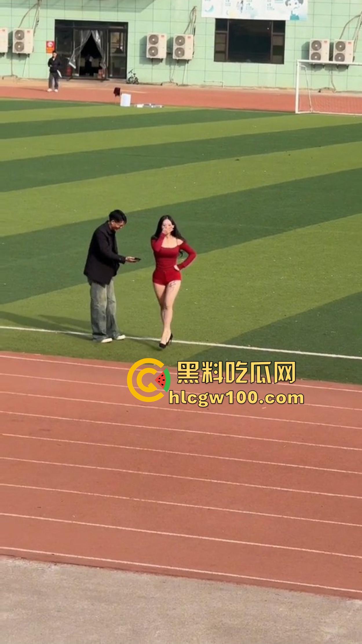 广州财经大学女大学生骚的在操场拍擦边视频，旁边男大看的枪都快走火，结果加微信被当场打脸，局面尴尬变名画！  第12张