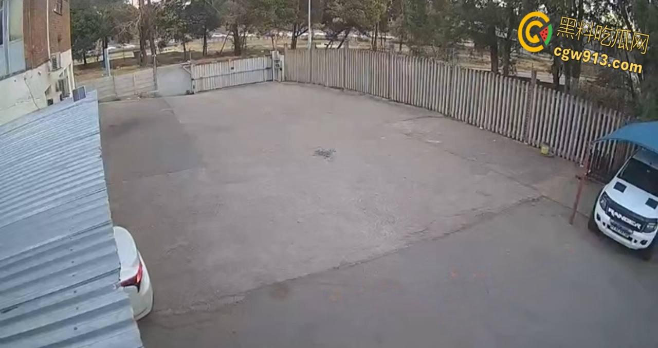 南非震惊绑架案,男子被白色轿车拦住,持枪示威恐吓男子,法外狂徒把他拖上车迅速逃离引热议 ! 第1张 南非震惊绑架案,男子被白色轿车拦住,持枪示威恐吓男子,法外狂徒把他拖上车迅速逃离引热议 ! 第1张