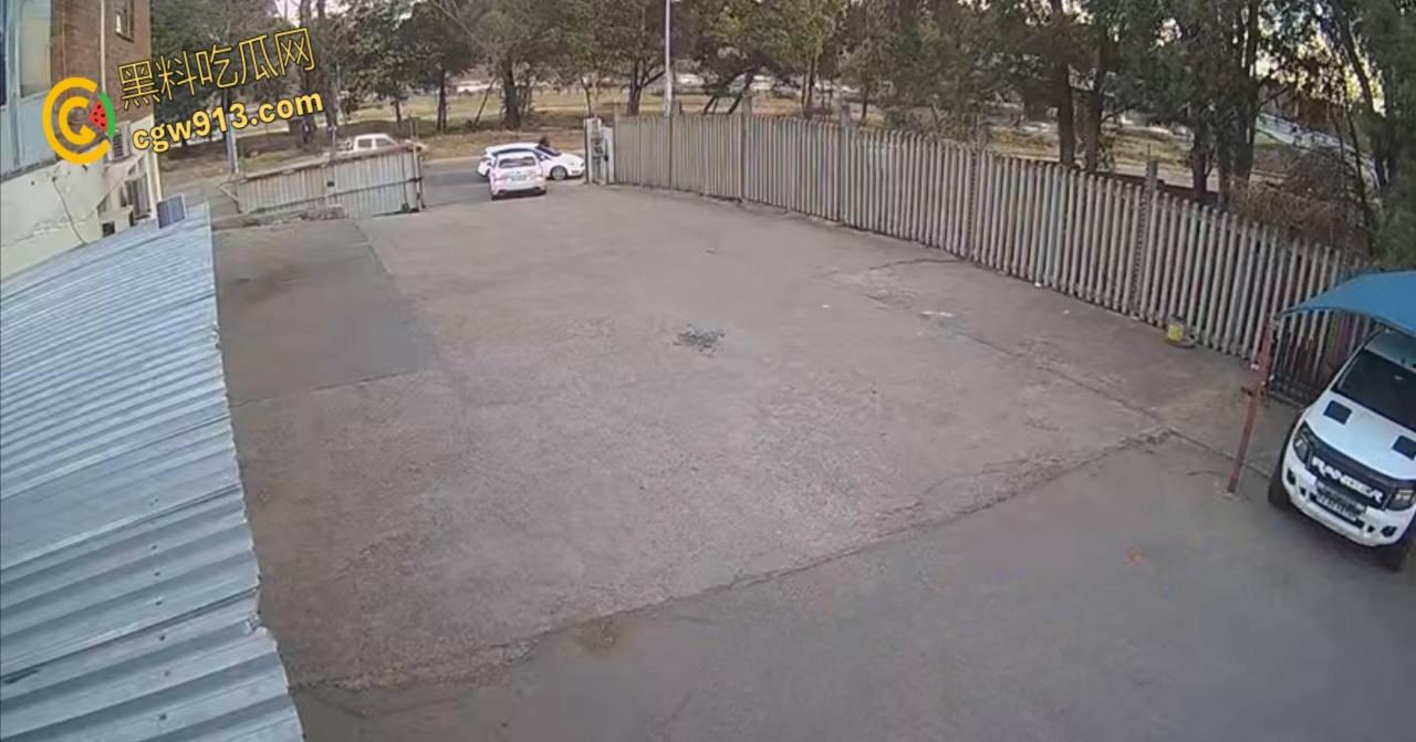 南非震惊绑架案,男子被白色轿车拦住,持枪示威恐吓男子,法外狂徒把他拖上车迅速逃离引热议 ! 第2张 南非震惊绑架案,男子被白色轿车拦住,持枪示威恐吓男子,法外狂徒把他拖上车迅速逃离引热议 ! 第2张