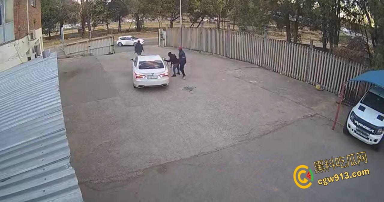 南非震惊绑架案,男子被白色轿车拦住,持枪示威恐吓男子,法外狂徒把他拖上车迅速逃离引热议 ! 第3张 南非震惊绑架案,男子被白色轿车拦住,持枪示威恐吓男子,法外狂徒把他拖上车迅速逃离引热议 ! 第3张