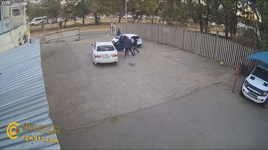 南非震惊绑架案,男子被白色轿车拦住,持枪示威恐吓男子,法外狂徒把他拖上车迅速逃离引热议 ! 第4张 南非震惊绑架案,男子被白色轿车拦住,持枪示威恐吓男子,法外狂徒把他拖上车迅速逃离引热议 ! 第4张